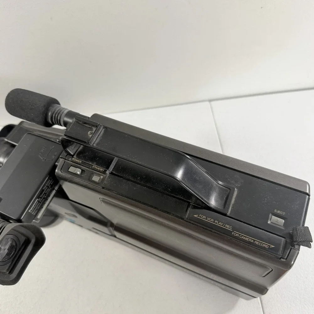 Vintage Panasonic OmniMovie VHS Camcorder PV-320D POWERS ON AS IS READ
